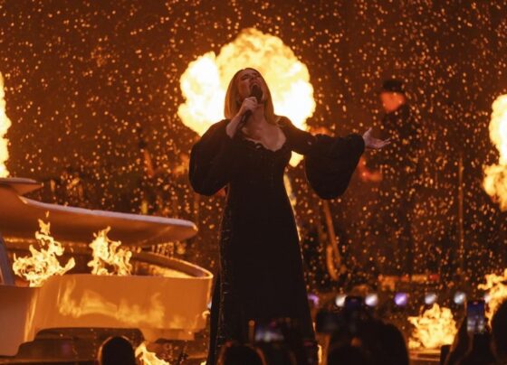 Imagem colorida de Adele em show em Las Vegas