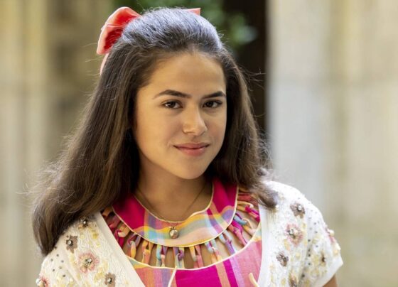 foto colorida de Mairsa com roupa estampada e laço no cabelo - metrópoles