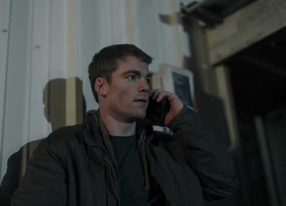 Imagem colorida mostra homem branco, sem barba, falando no telefone com casaco escuro - Metrópoles