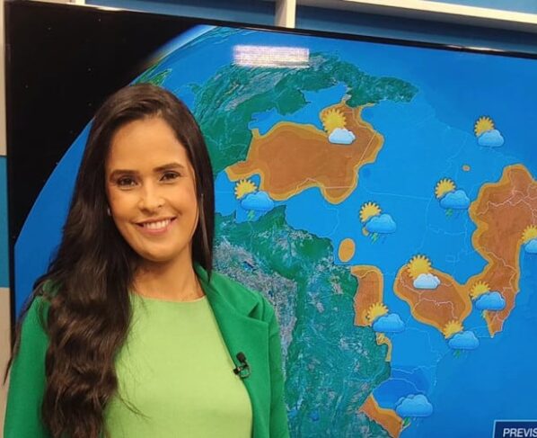 Elaine Santos estava grávida do segundo filho, mas faleceu em decorrência a uma insuficiência respiratória. Crédito: Reprodução/Instagram Leia mais em: https://www.opovo.com.br/vidaearte/2023/11/22/gravida-jornalista-da-cancao-nova-elaine-santos-morre-aos-38-anos.html Elaine Santos estava grávida do segundo filho, mas faleceu em decorrência a uma insuficiência respiratória. Crédito: Reprodução/Instagram