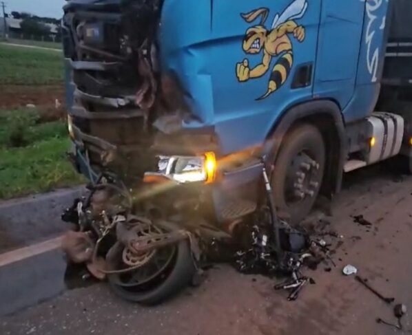 carreta e motociclista