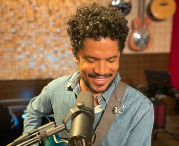 Alexandre Carlo tocando e gravando em estúdio - Metrópoles