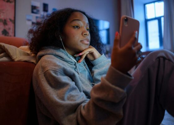Austrália proíbe acesso a redes sociais por menores de 16 anos