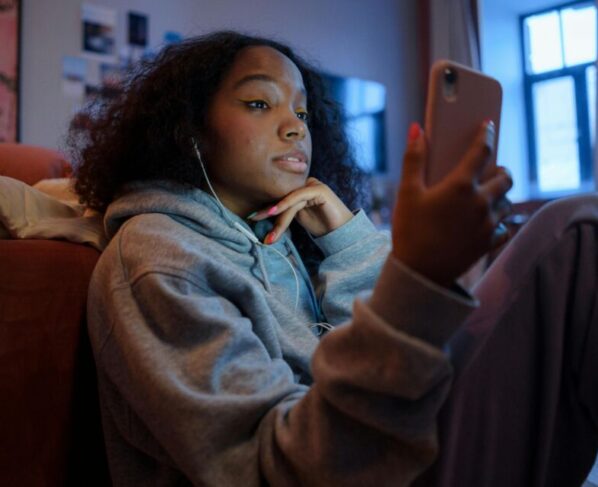 Austrália proíbe acesso a redes sociais por menores de 16 anos