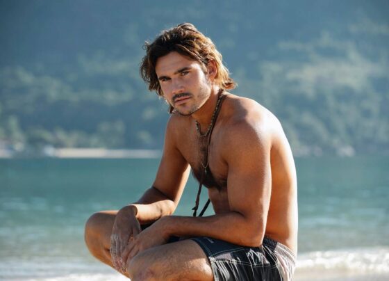 foto colorida de Nicolas Prattes agachado sem camisa - metrópoles