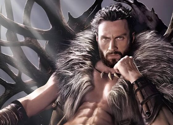 Imagem colorida do filme Kraven - O Caçador mostra homem musculoso, com casaco de pele - Metrópoles