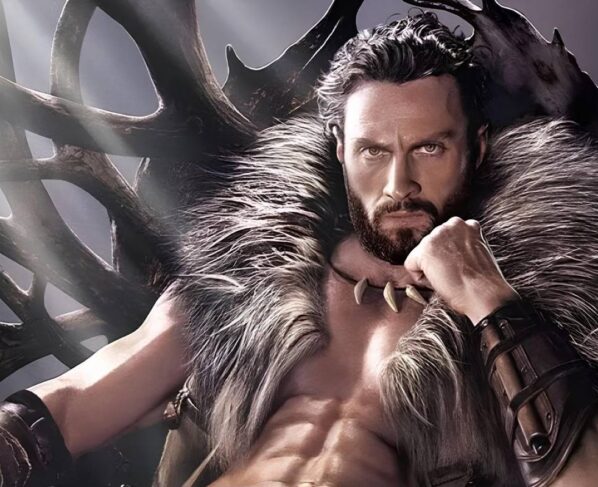Imagem colorida do filme Kraven - O Caçador mostra homem musculoso, com casaco de pele - Metrópoles