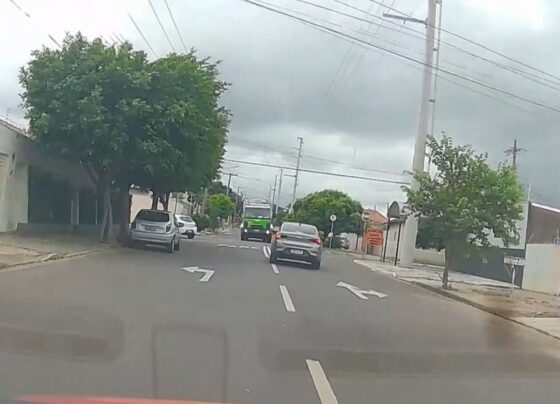 Caminhão de lixo desgovernado e caErivaldo Rodriguesrros desviando (Foto: Erivaldo Rodrigues)