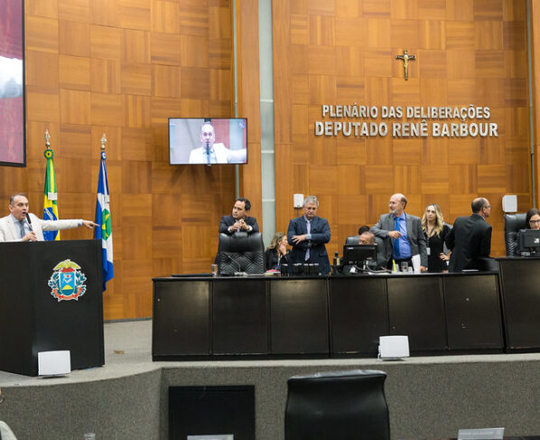 Deputados deixam para o próximo ano votação de projeto que proíbe celulares em presídios
