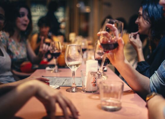 Fim de ano: bares e restaurantes projetam alta de até 20% no faturamento em dezembro