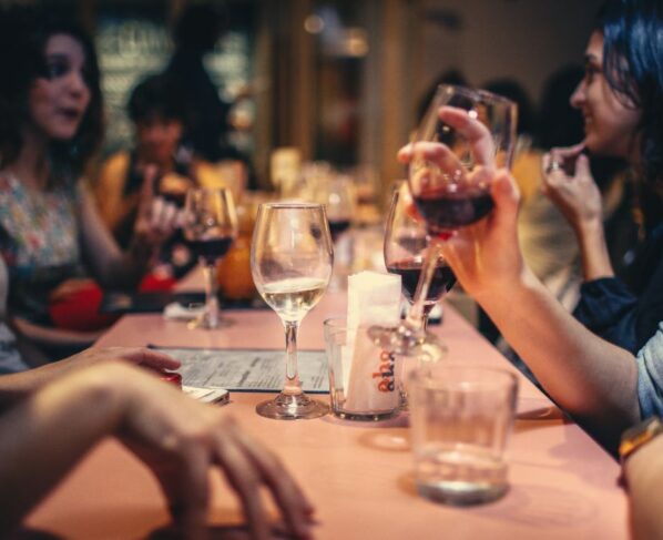 Fim de ano: bares e restaurantes projetam alta de até 20% no faturamento em dezembro