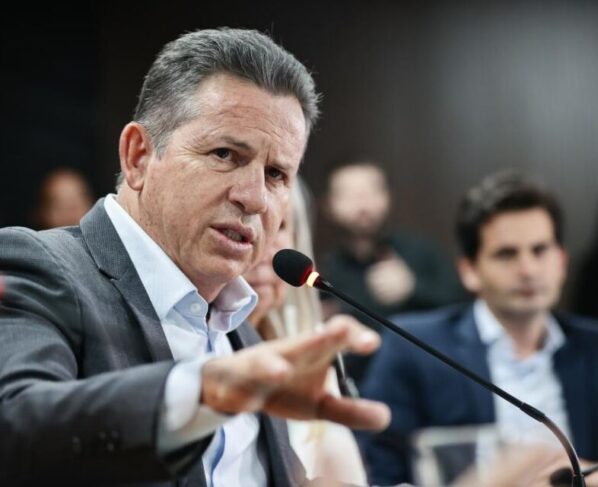 Governador sanciona lei que proíbe uso de celulares em sala de aula pelos alunos em MT