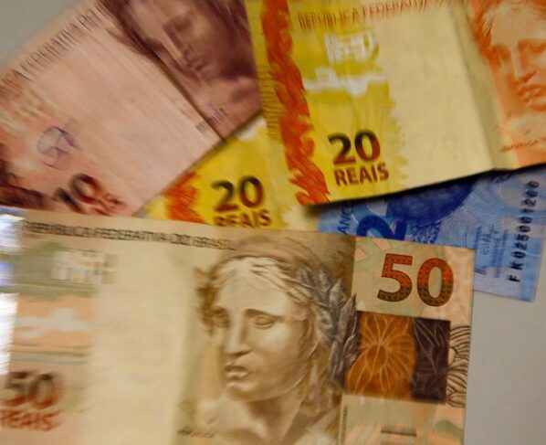 Poupança tem mais saques que aplicações em novembro