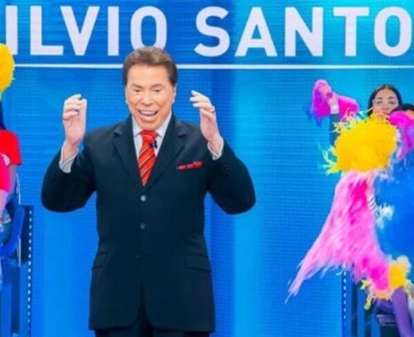 Silvio Santos é clicado durante um de seus programas - Metrópoles