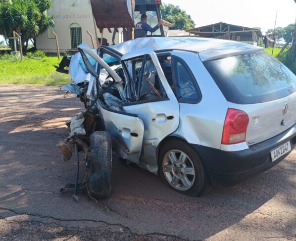 Carro destruído após acidente grave em rodovia de MS