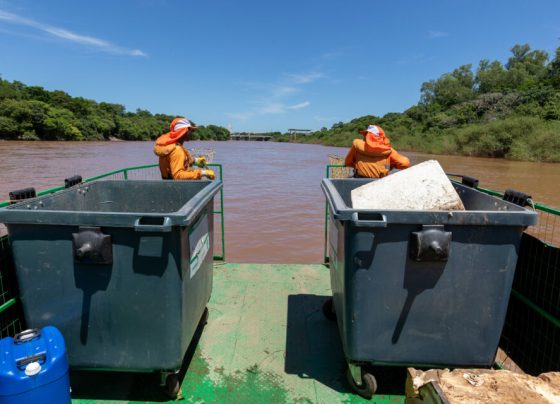 Balsa ecológica retoma operação e retira cerca de 5 toneladas de lixo do Rio Cuiabá