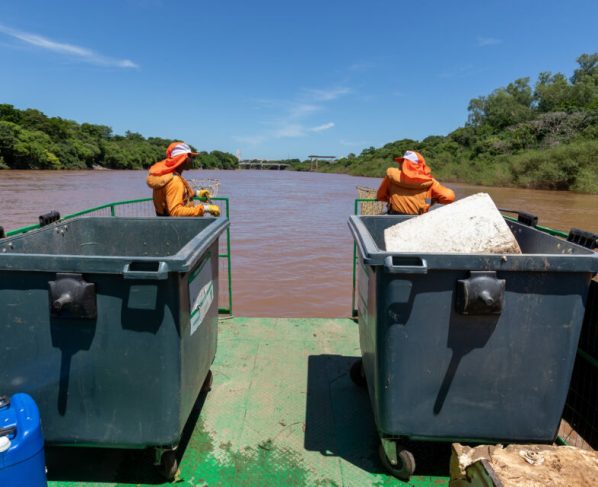 Balsa ecológica retoma operação e retira cerca de 5 toneladas de lixo do Rio Cuiabá
