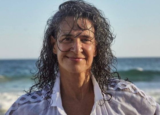 Foto da cantora Simone na praia - Metrópoles
