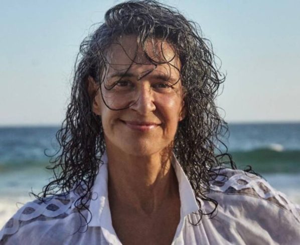 Foto da cantora Simone na praia - Metrópoles