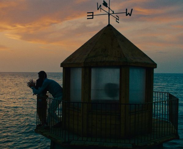 O filme libanês, lançado recentemente, traz um suspense familiar ao retratar uma família que fica isolada em uma ilha