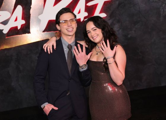 Tanner Buchanan e Mary Mouser mostrando anel de noivado - Metrópoles
