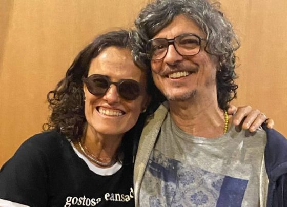 foto colorida de Zélia Duncan e Pedro Luís sorrindo - metrópoles