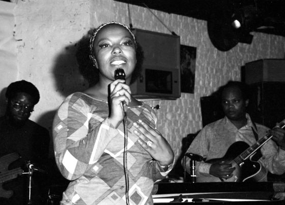 Foto preta e branca da cantora Roberta Flack - Metrópoles
