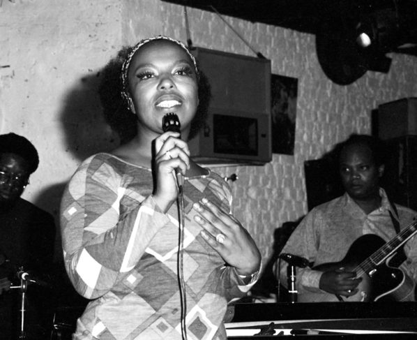 Foto preta e branca da cantora Roberta Flack - Metrópoles