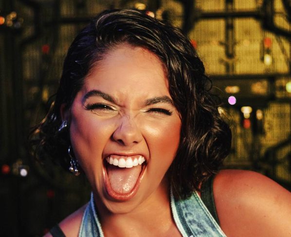 Foto colorida de Bruna Mascarenhas sorrindo - Metrópoles