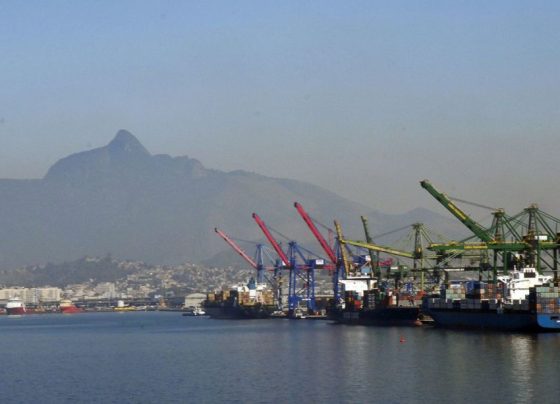 Superávit da balança comercial cai 65,1% em janeiro