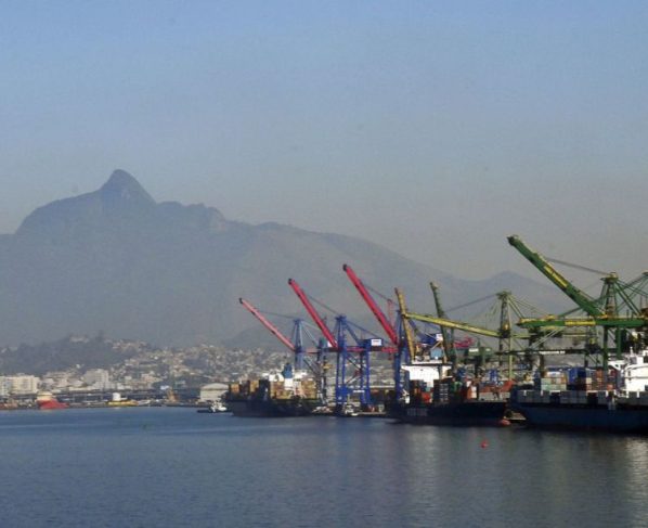 Superávit da balança comercial cai 65,1% em janeiro
