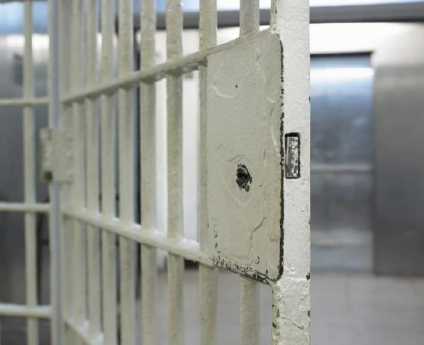 Homem é preso por agredir e manter esposa em cárcere privado