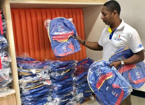 Setasc entrega kits escolares para crianças do programa Ser Família Criança em Poconé