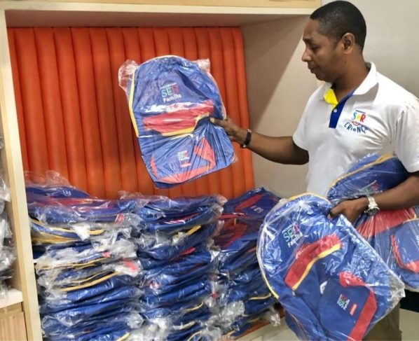 Setasc entrega kits escolares para crianças do programa Ser Família Criança em Poconé