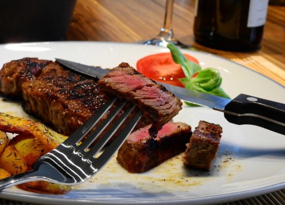 Carne a pasto ou confinada: qual é mais saborosa e saudável?