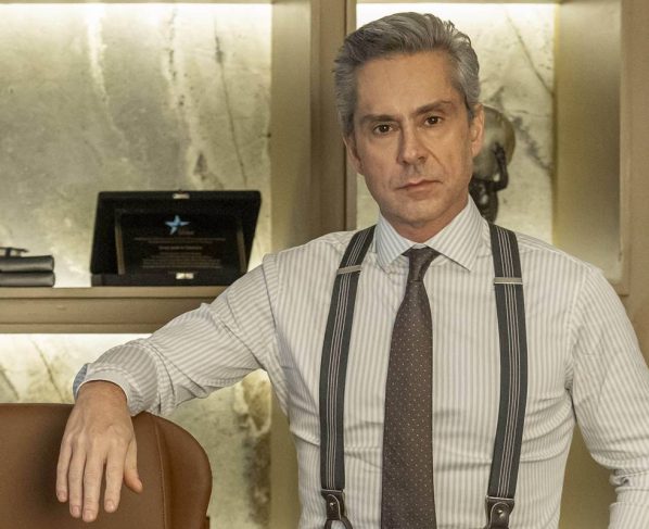 foto colorida de alexandre nero de camisa social e gravata posando sério - metrópoles