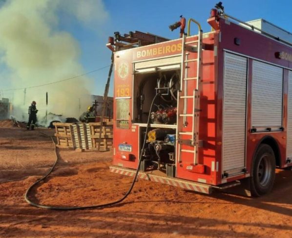 Bombeiros combatem incêndio em residência em Rondonópolis