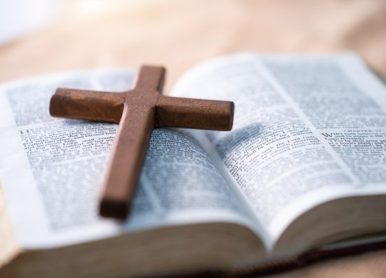 A cruz sob colocada na Bíblia