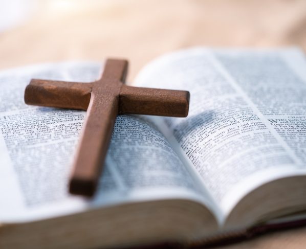 A cruz sob colocada na Bíblia