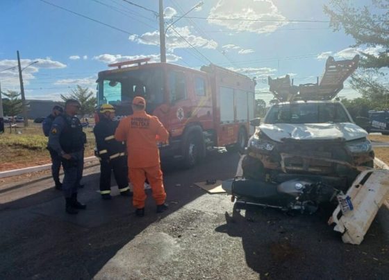 Motociclista fica preso às ferragens após colisão com caminhonete
