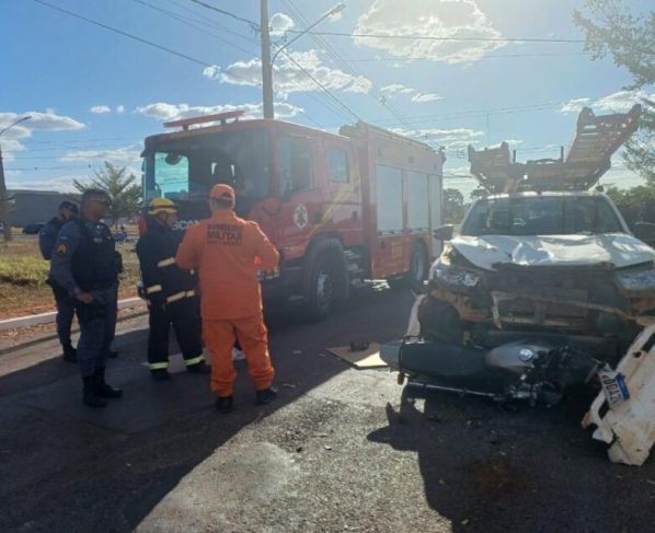 Motociclista fica preso às ferragens após colisão com caminhonete