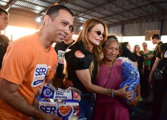 Primeira-dama de MT entrega cestas de alimentos, cobertores e brinquedos durante Mutirão da Cidadania em Cuiabá