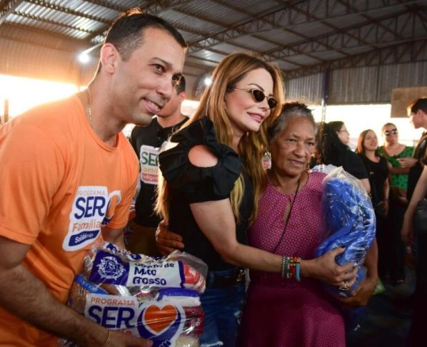 Primeira-dama de MT entrega cestas de alimentos, cobertores e brinquedos durante Mutirão da Cidadania em Cuiabá