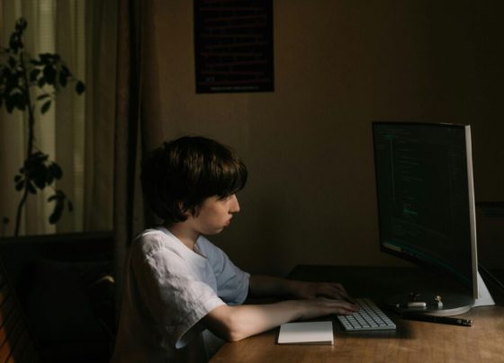 7 em cada 10 adolescentes usam IA como “companheiro”. Entenda os riscos
