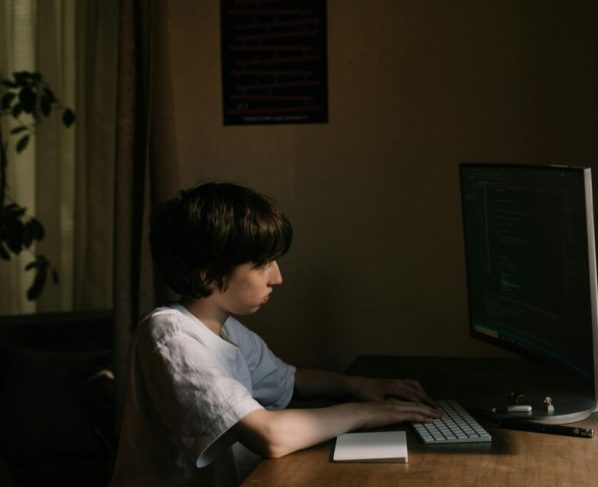 7 em cada 10 adolescentes usam IA como “companheiro”. Entenda os riscos