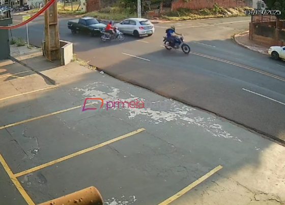Momento em que picape colide com moto, na Tamandaré (Foto: WhatsApp)