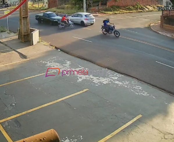 Momento em que picape colide com moto, na Tamandaré (Foto: WhatsApp)