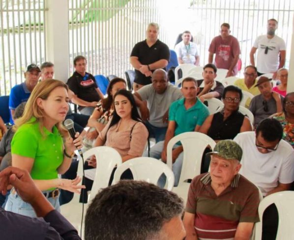 Flávia Moretti se reúne com presidentes de bairros do Grande Cristo Rei para discutir abastecimento de água