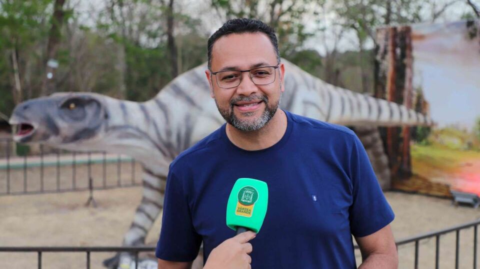 “Vale dos Dinossauros” encanta famílias no Parque Bernardo Berneck com entrada gratuita em Várzea Grande