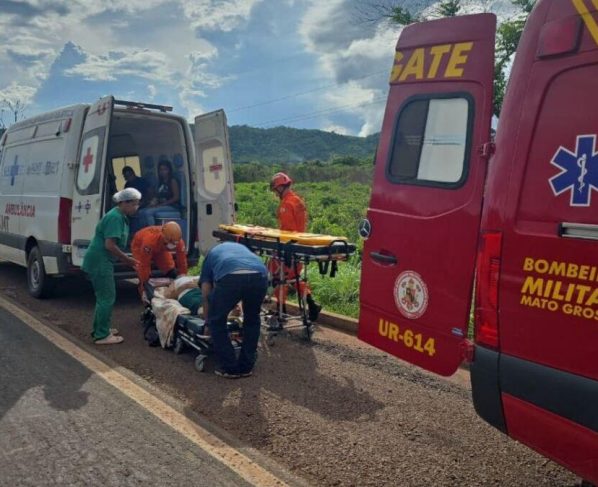 Bombeiros resgatam idosa que ficou ferida em capotamento de carro